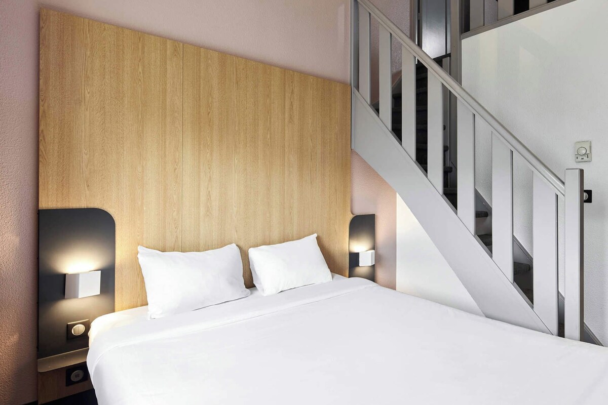 Premium bedding, desk, soundproofing, free WiFi