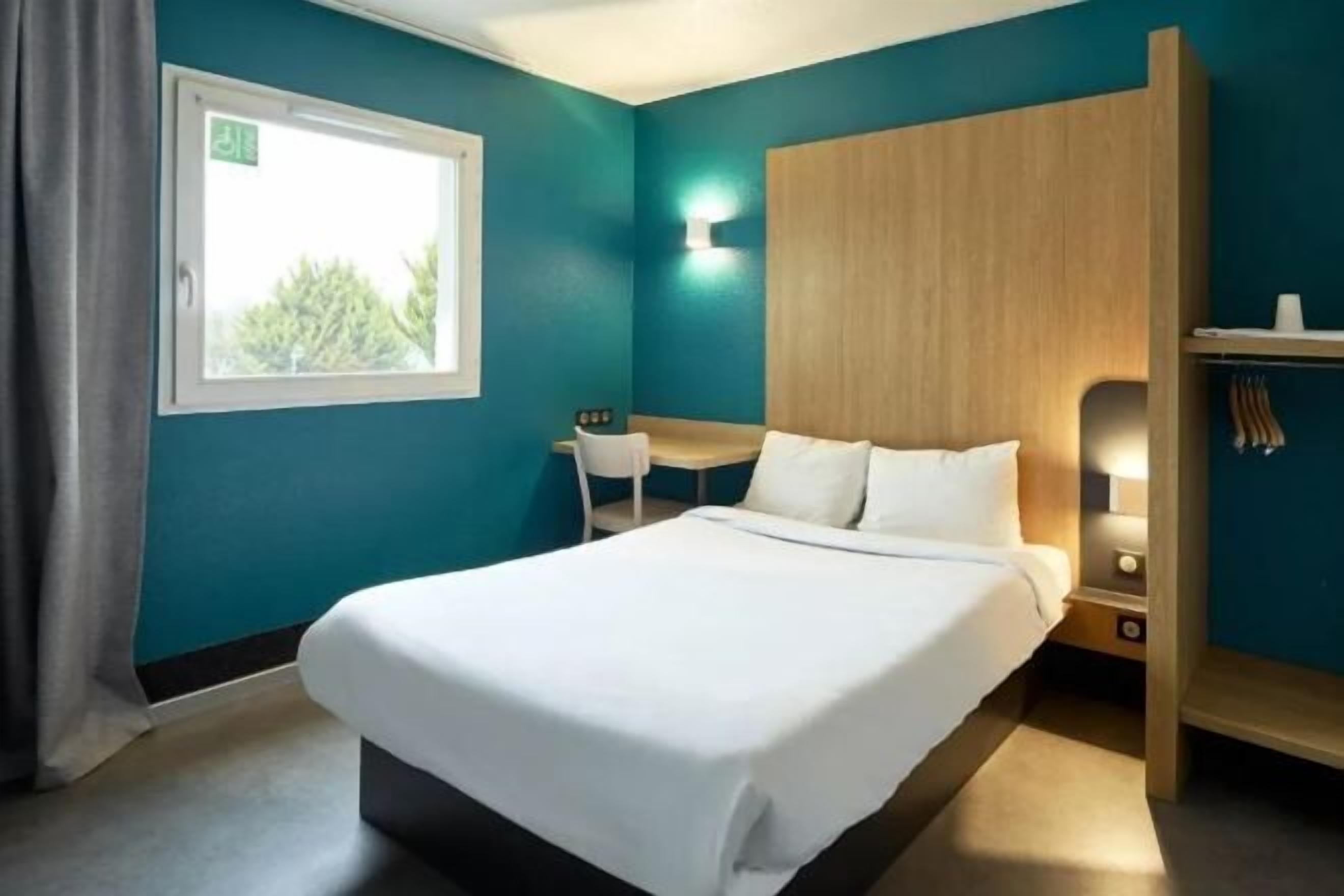 Premium bedding, desk, soundproofing, free WiFi