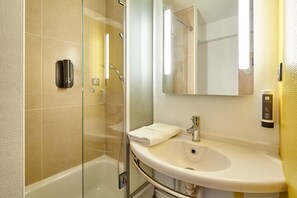 Buồng tắm vòi sen, đồ dùng nhà tắm miễn phí, máy sấy tóc, khăn tắm 