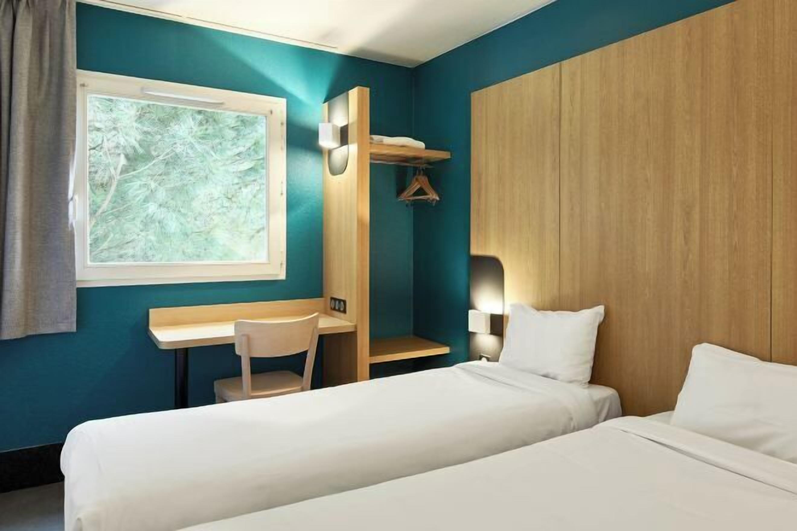 Premium bedding, desk, soundproofing, free WiFi