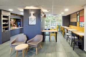 Frokostbuffé hver dag (mot et tillegg)