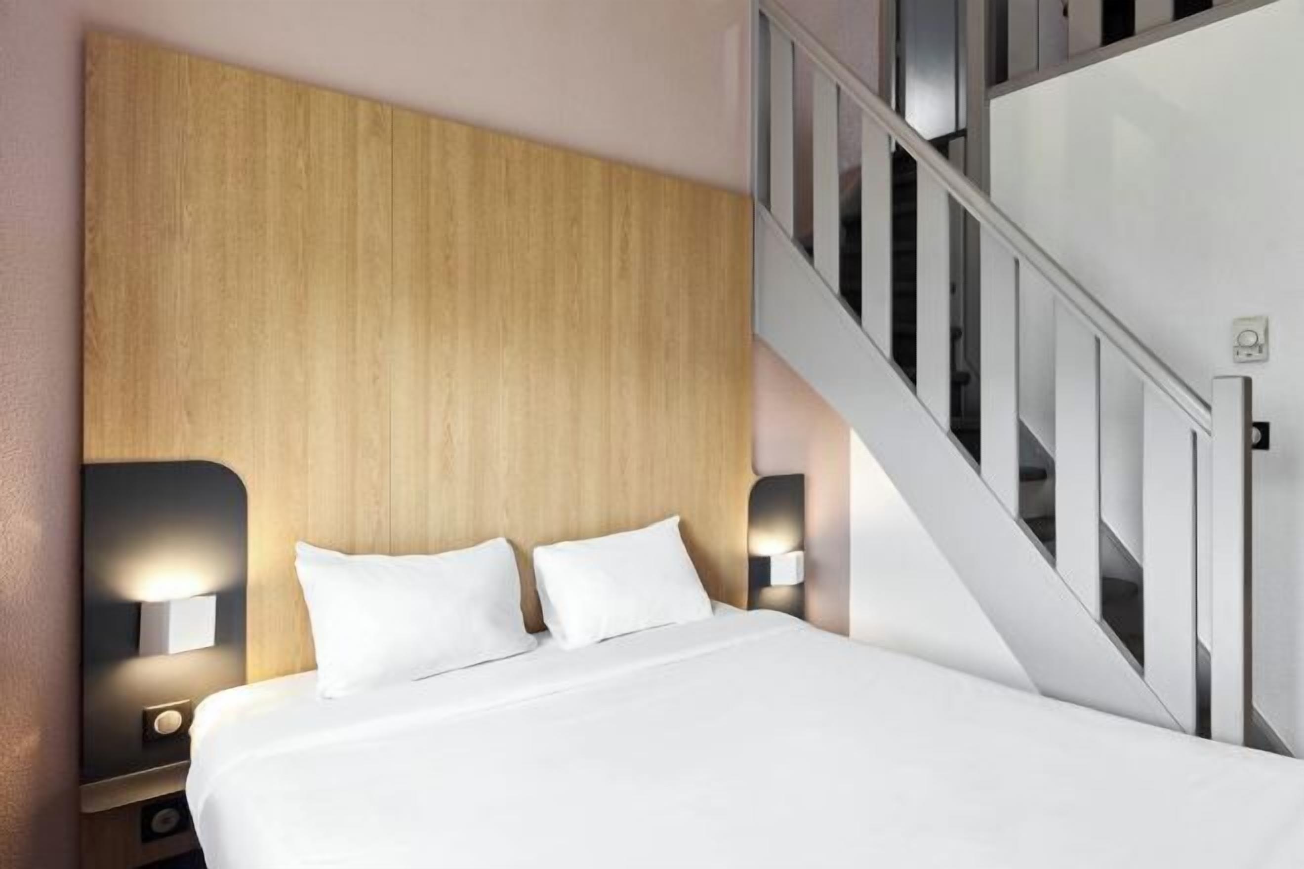 Premium bedding, desk, soundproofing, free WiFi