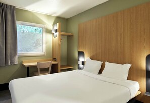 Premium bedding, desk, soundproofing, free WiFi