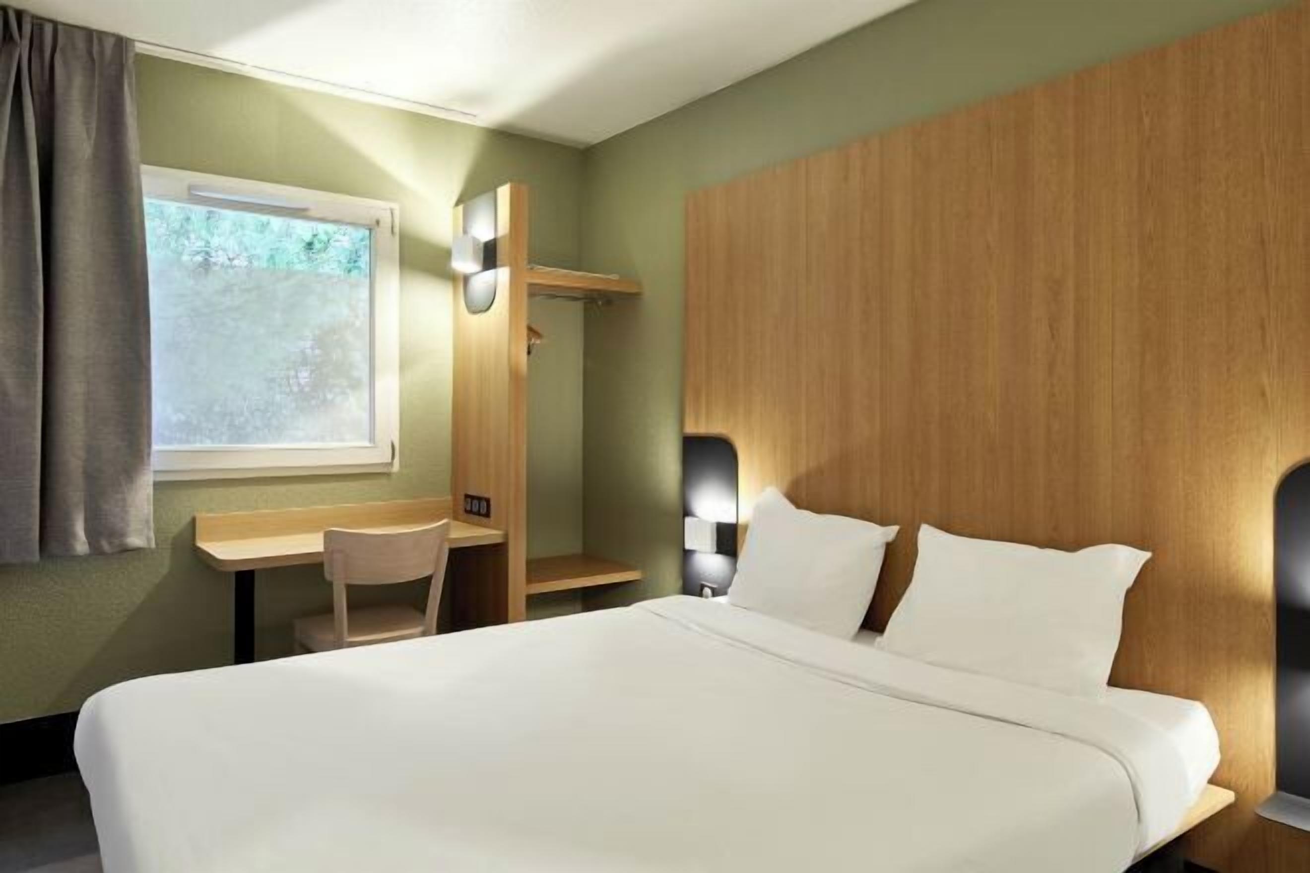 Premium bedding, desk, soundproofing, free WiFi