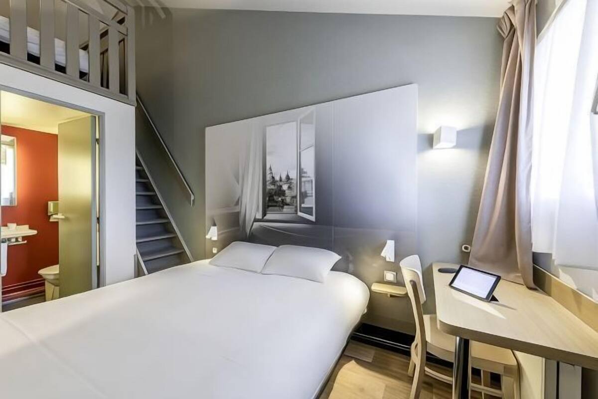 Premium bedding, desk, soundproofing, free WiFi