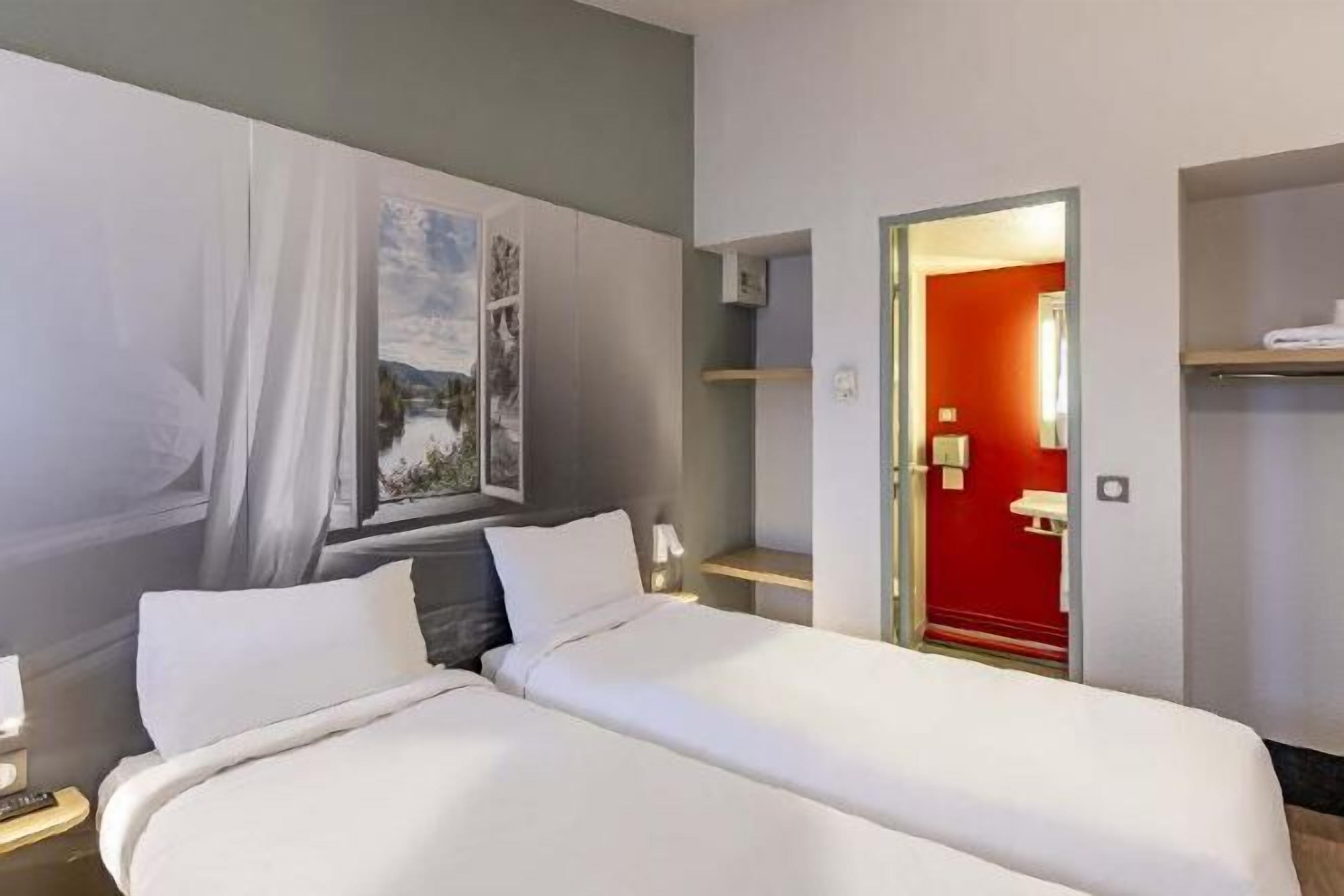 Premium bedding, desk, soundproofing, free WiFi