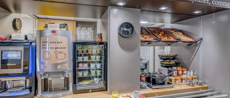 Se ofrece un desayuno bufé todos los días (por un coste adicional)