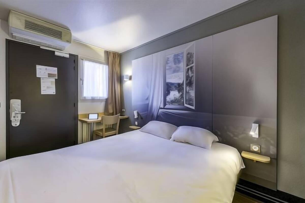 Premium bedding, desk, soundproofing, free WiFi