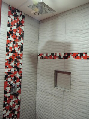 Kostenlose Toilettenartikel, Handtücher, Seife, Shampoo