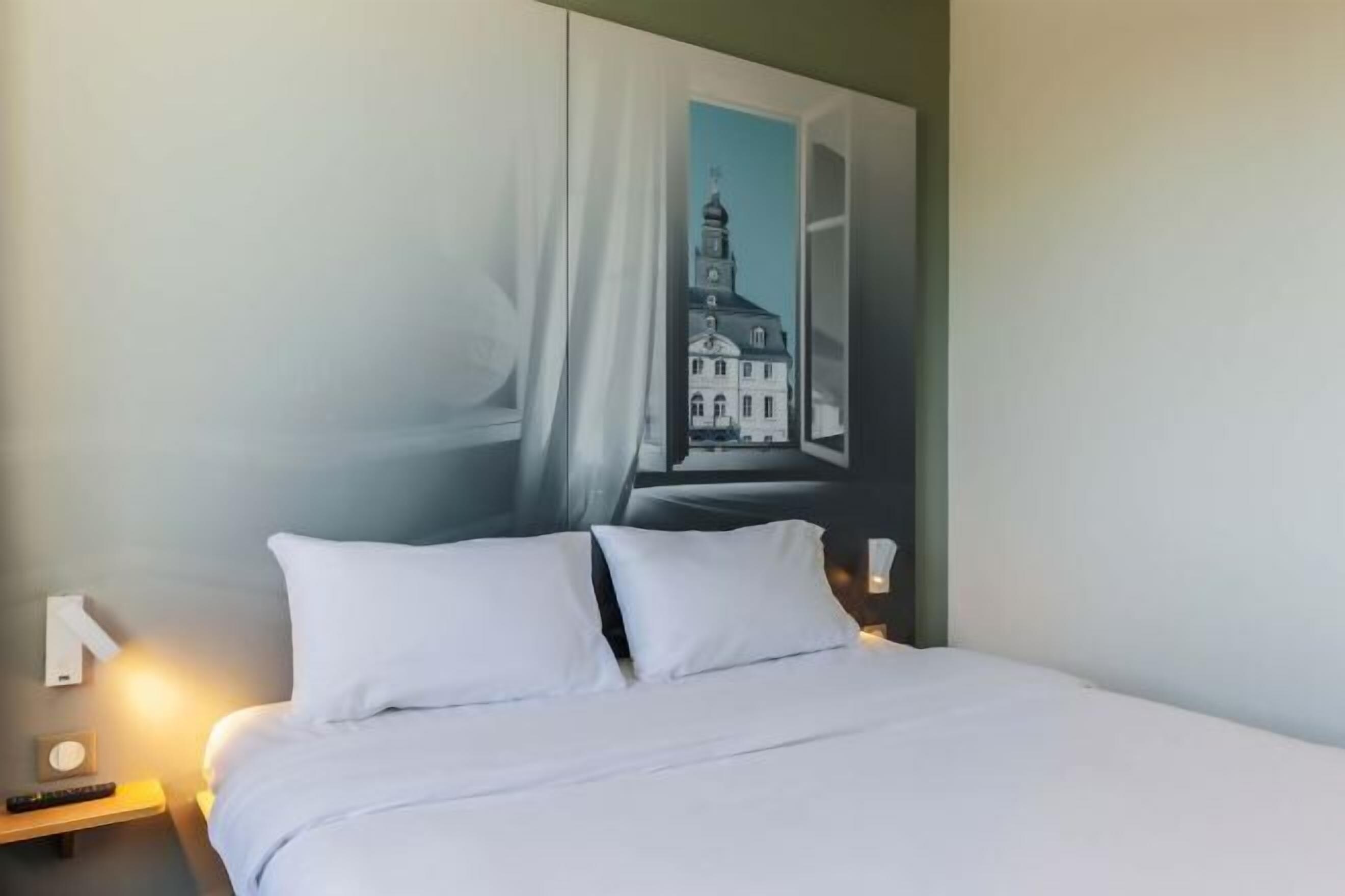 Premium bedding, desk, soundproofing, free WiFi