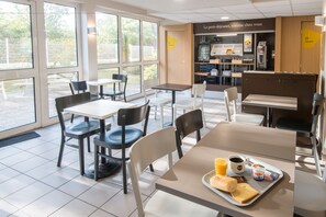 Desayuno buffet todos los días (con cargo)