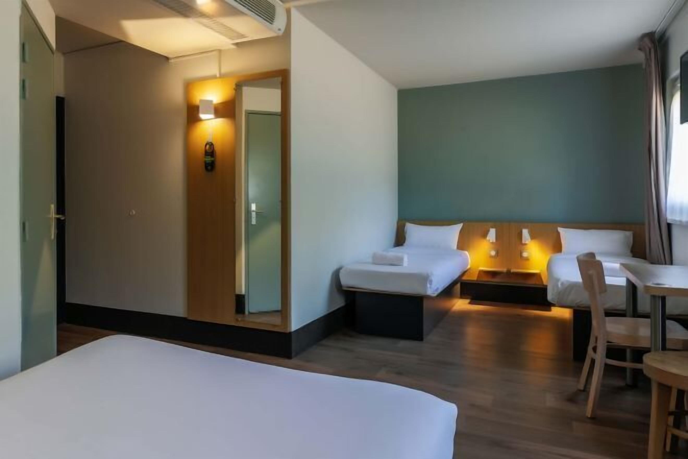 Premium bedding, desk, soundproofing, free WiFi