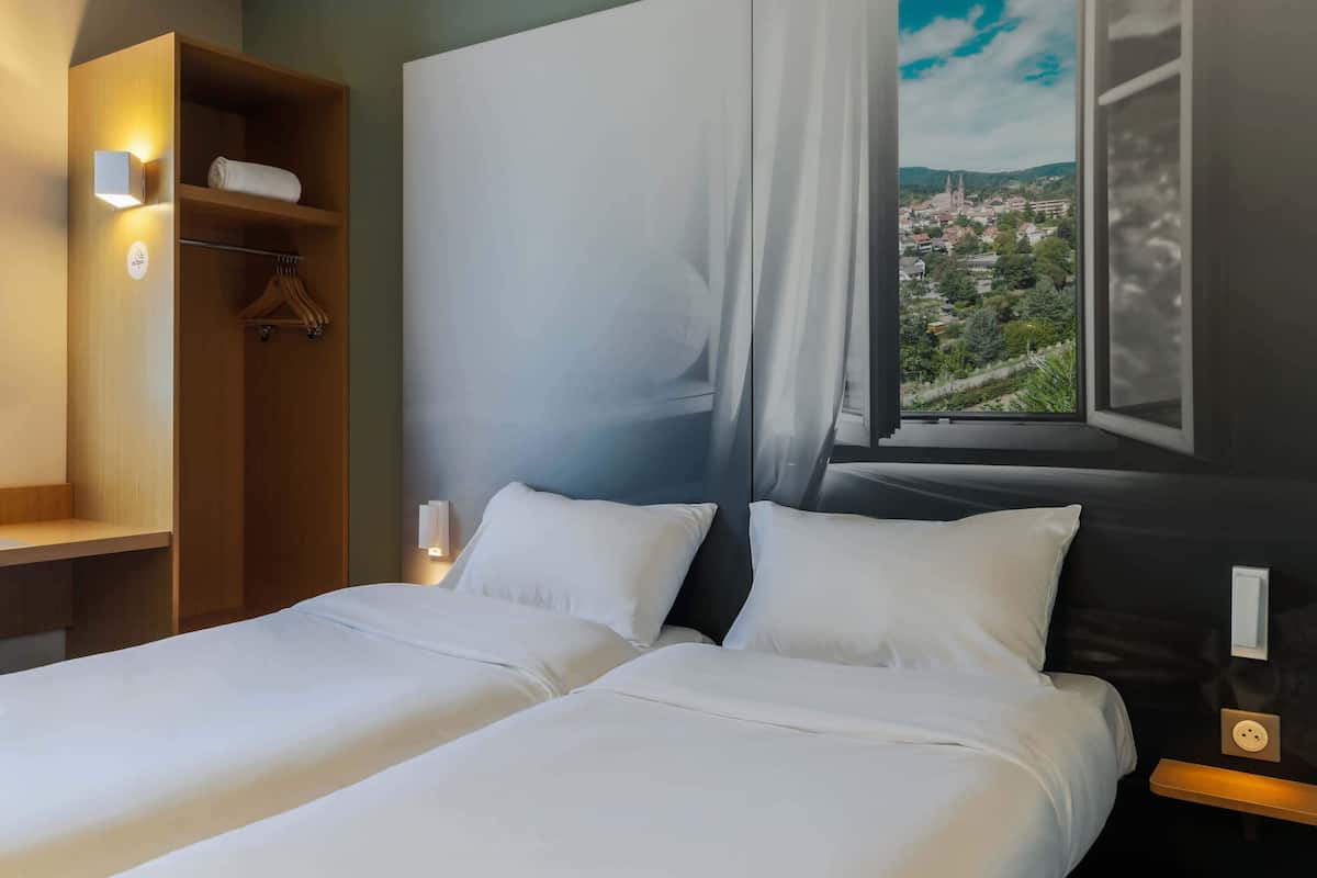 Premium bedding, desk, soundproofing, free WiFi