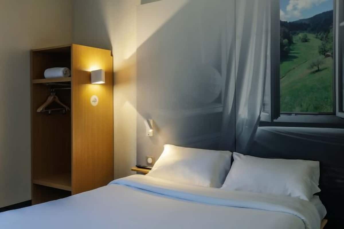 Premium bedding, desk, soundproofing, free WiFi