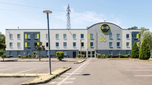 Un hôtel de type « bed and breakfast » au design moderne, doté d’un parking et offrant une vue sur un ciel dégagé.