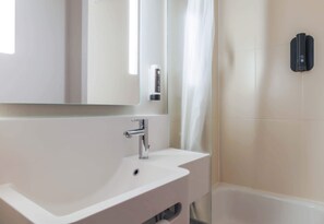 Shower, towels - B&B HOTEL Freyming-Merlebach (Betting)