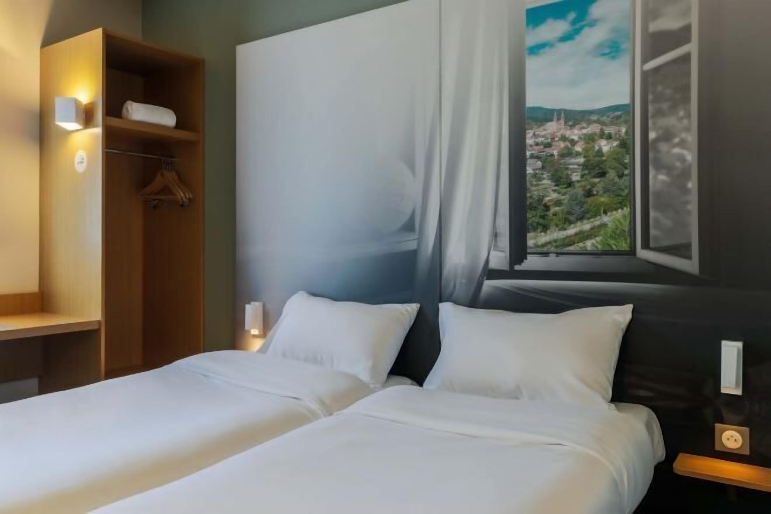 Premium bedding, desk, soundproofing, free WiFi