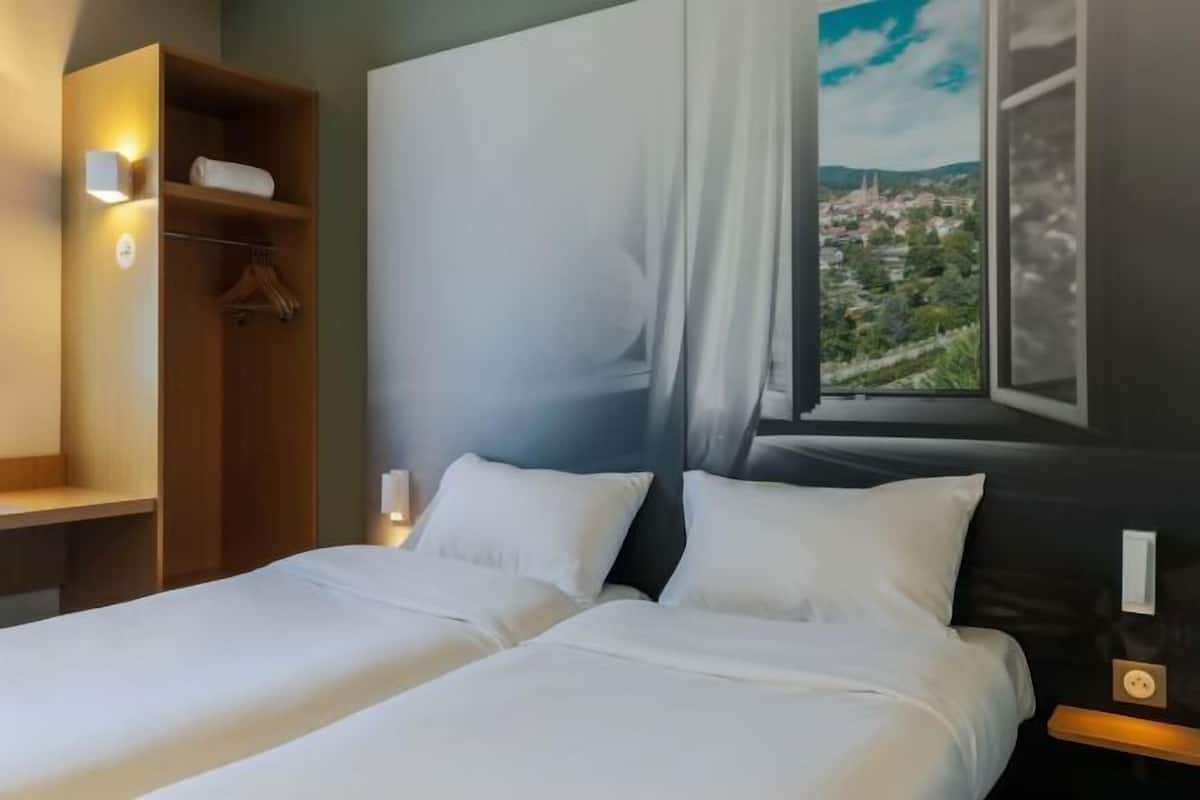 Premium bedding, desk, soundproofing, free WiFi