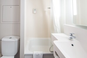 Shower, towels - B&B HOTEL Freyming-Merlebach (Betting)