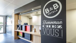 A reception area with a B&B Hotels sign and a welcome sign. - B&B HOTEL Corbeil-Essonnes (Corbeil-Essonnes)