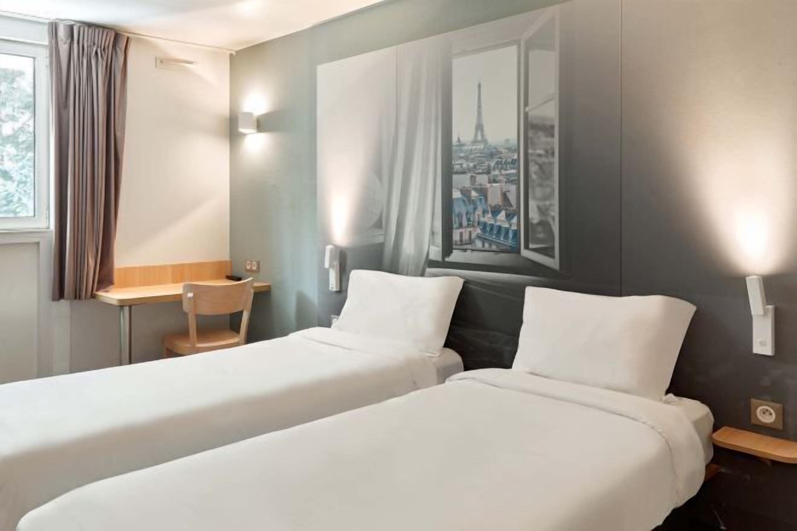 Premium bedding, desk, soundproofing, free WiFi