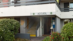 A building entrance with a sign reading "ACCUEIL" and a staircase leading inside. - B&B HOTEL Corbeil-Essonnes (Corbeil-Essonnes)