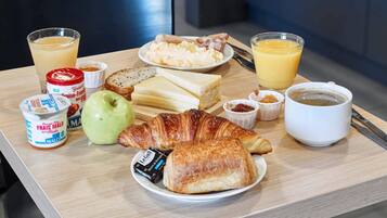 Se ofrece un desayuno bufé todos los días (por un coste adicional)