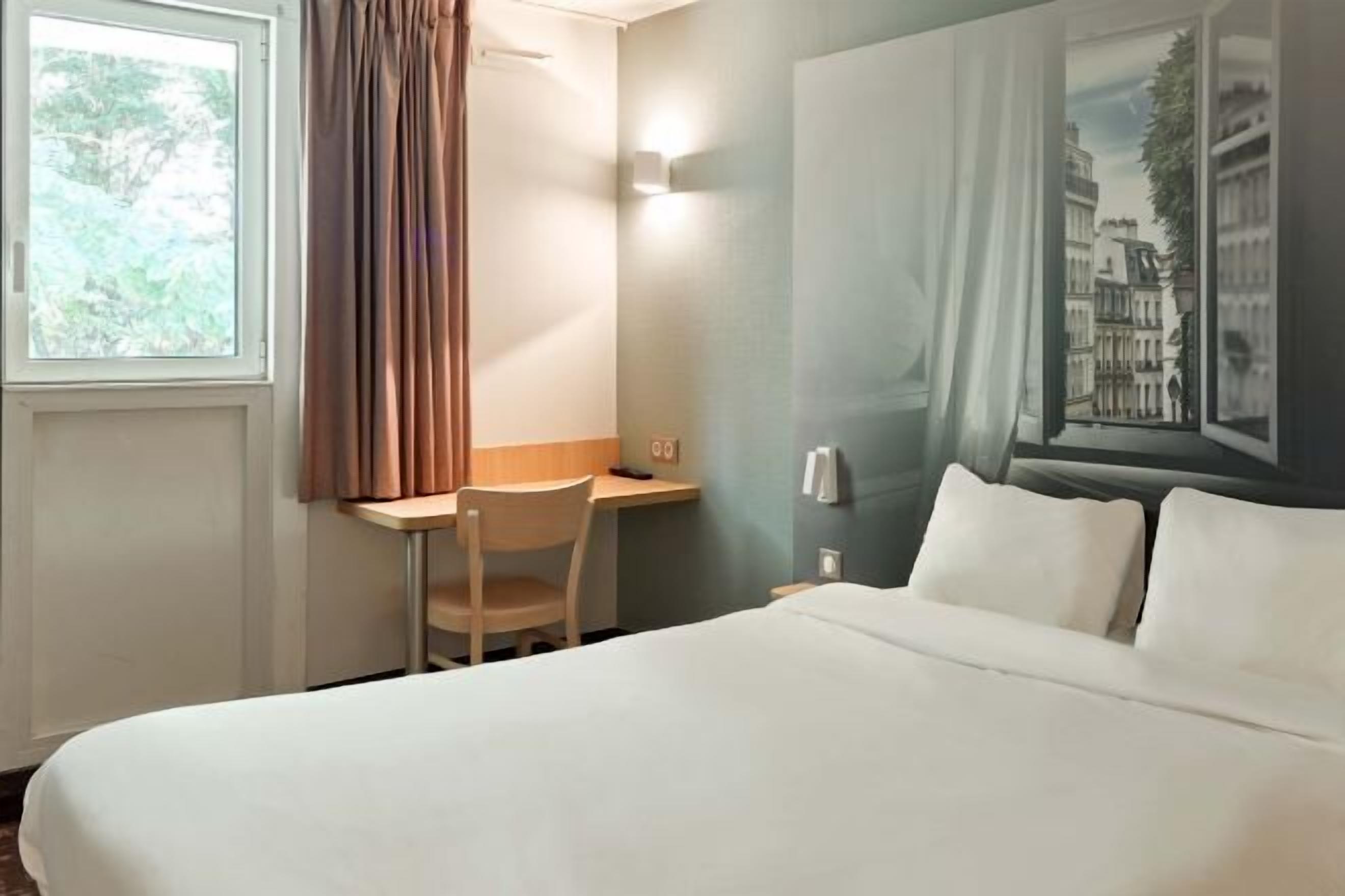 Premium bedding, desk, soundproofing, free WiFi