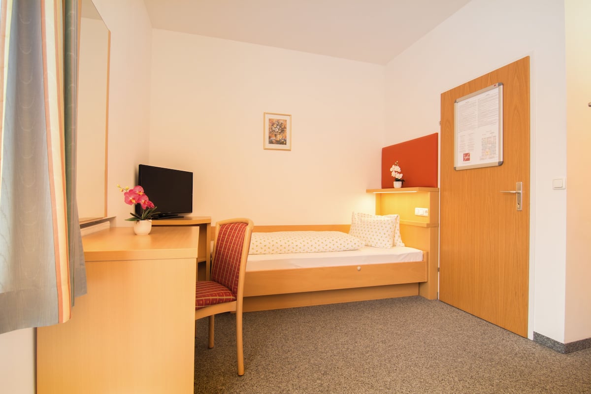 Single Room | Premium bedding, desk, free WiFi