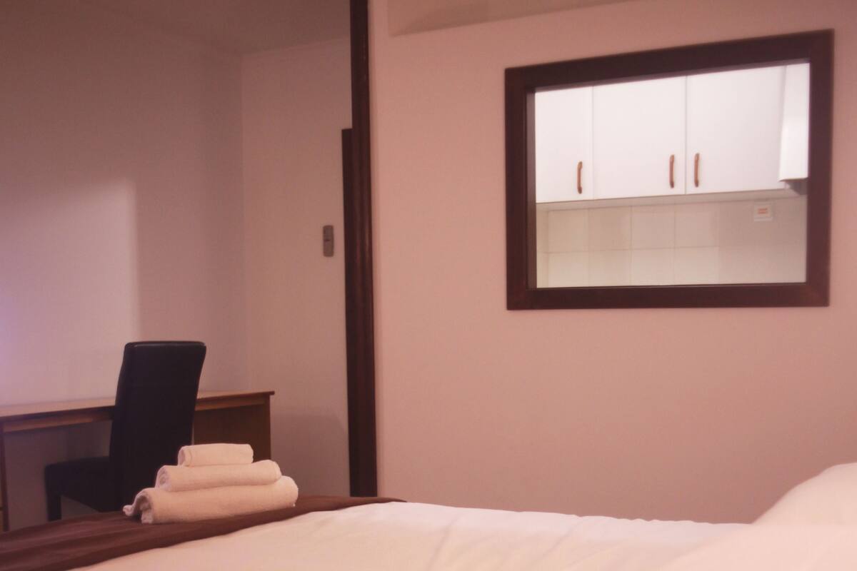 Minibar, escritorio, sistema de insonorización