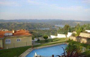 Outdoor pool, pool umbrellas, pool loungers - Casa do Trovador (Tomar)