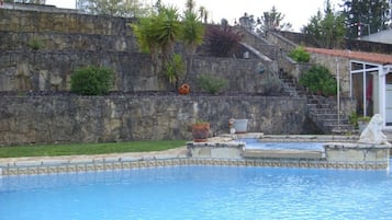 Piscina all'aperto, ombrelloni da piscina, lettini