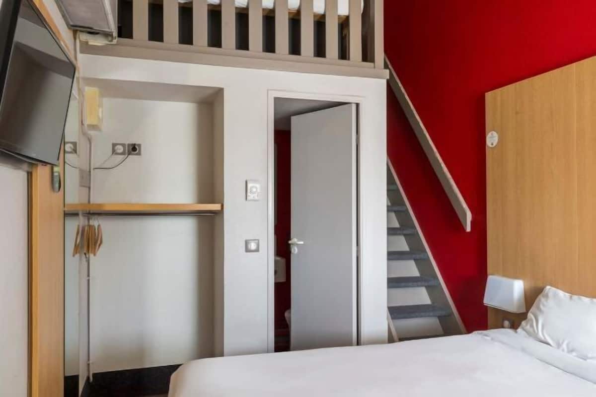 Premium bedding, desk, soundproofing, free WiFi