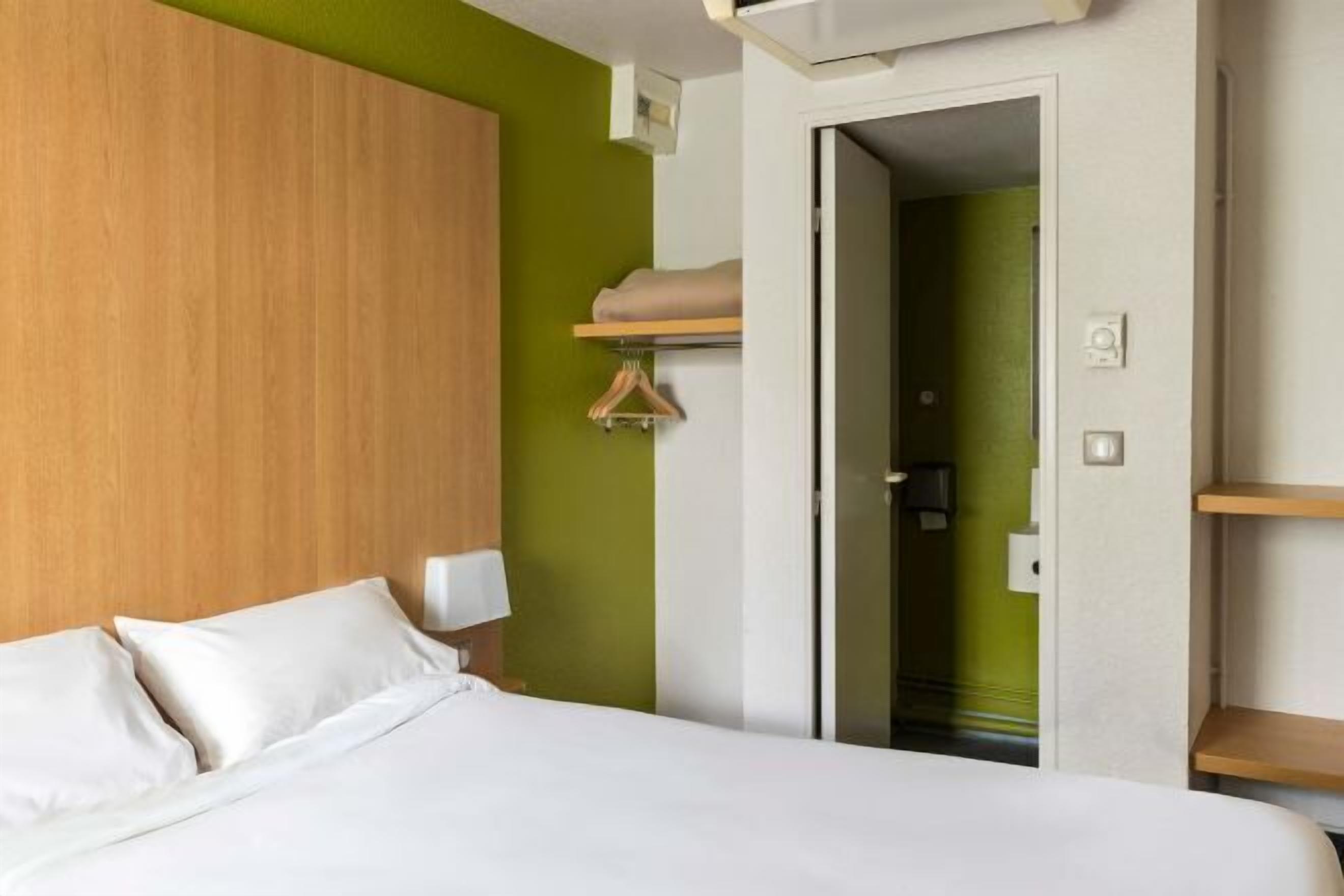 Premium bedding, desk, soundproofing, free WiFi