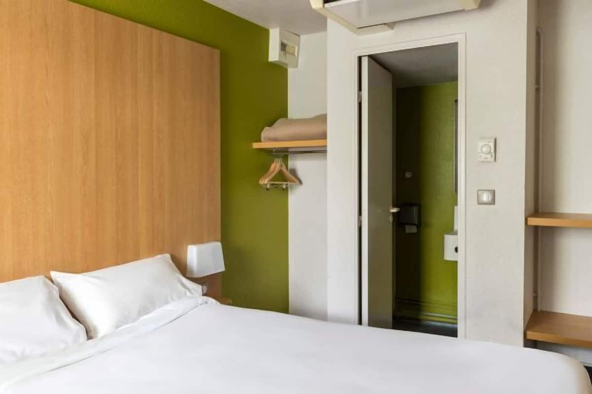 Premium bedding, desk, soundproofing, free WiFi