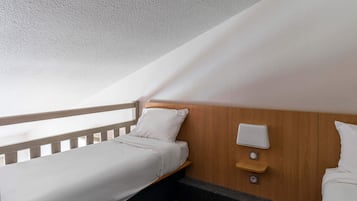 Premium bedding, desk, soundproofing, free WiFi