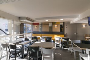 Daily buffet breakfast for a fee - B&B HOTEL Auxerre Bourgogne (Moneteau)