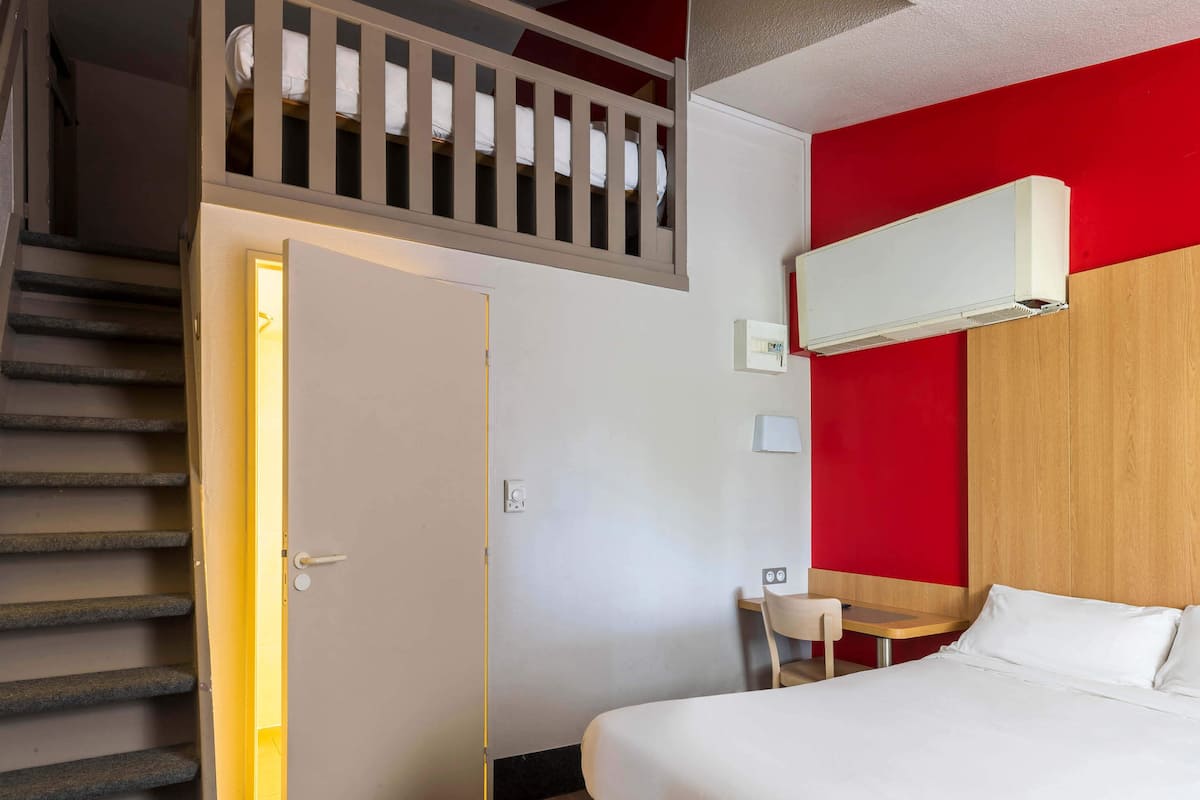 Kamar Quadruple, akses difabel, Bebas Asap Rokok | Seprai premium, meja kerja, kedap suara, dan Wi-Fi gratis