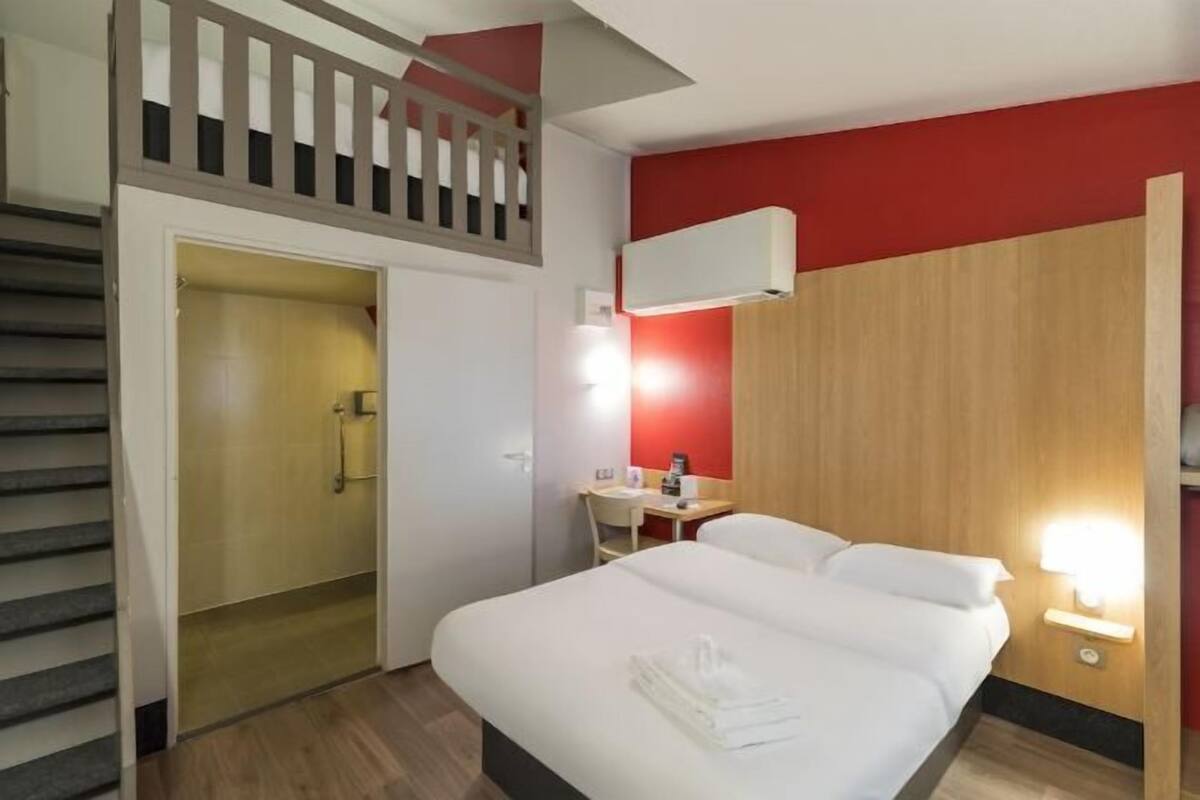 Premium bedding, desk, soundproofing, free WiFi