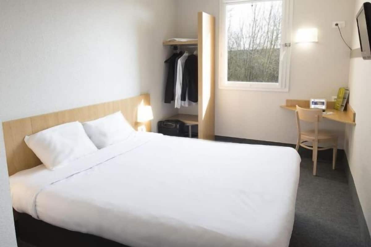 Premium bedding, desk, soundproofing, free WiFi