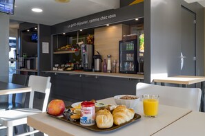 每日供应自助式早餐(需付费)