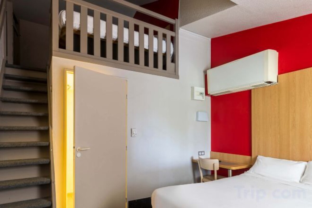 Premium bedding, desk, soundproofing, WiFi (free)