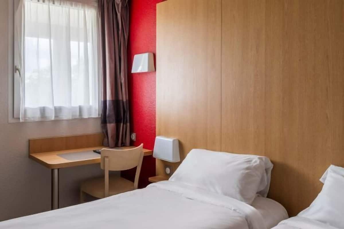 Premium bedding, desk, soundproofing, free WiFi