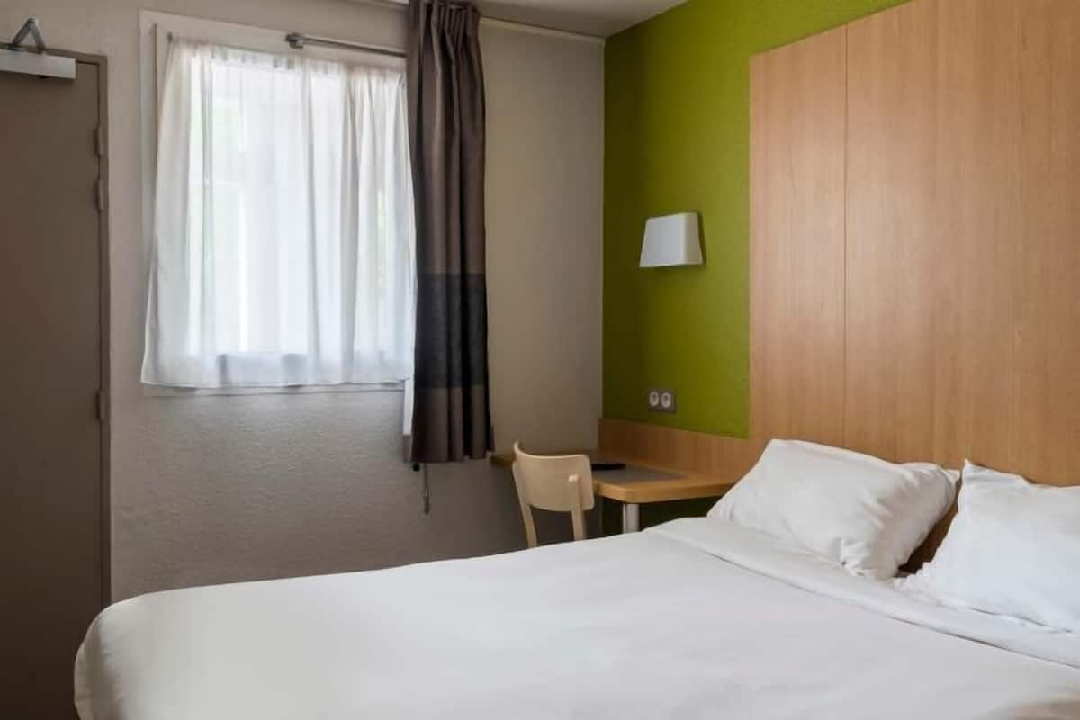 Premium bedding, desk, soundproofing, free WiFi