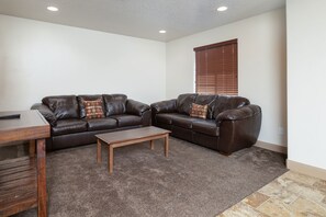 Living room - Duchesne Suites (Duchesne)