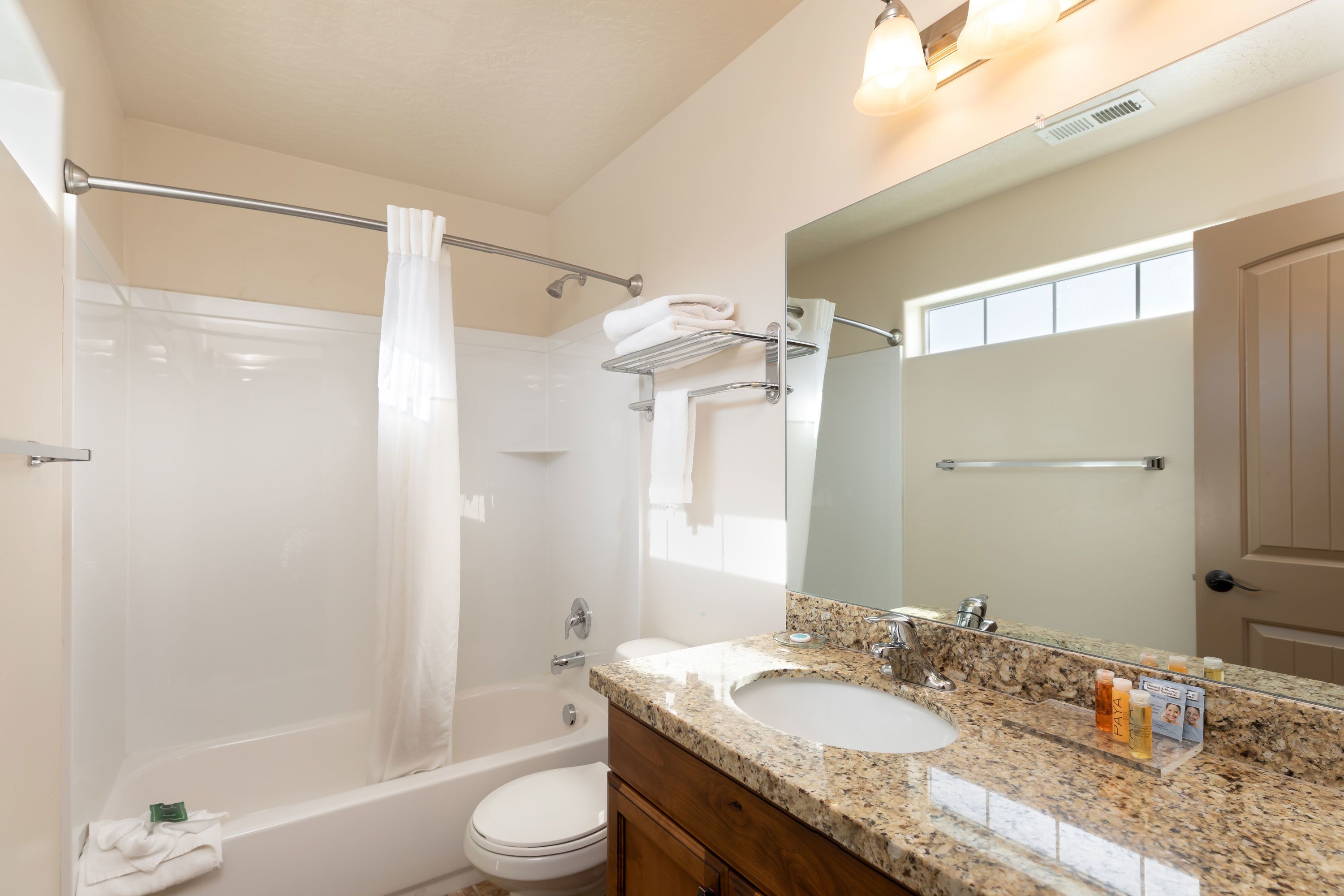 Un baño con bañera, inodoro y lavabo.