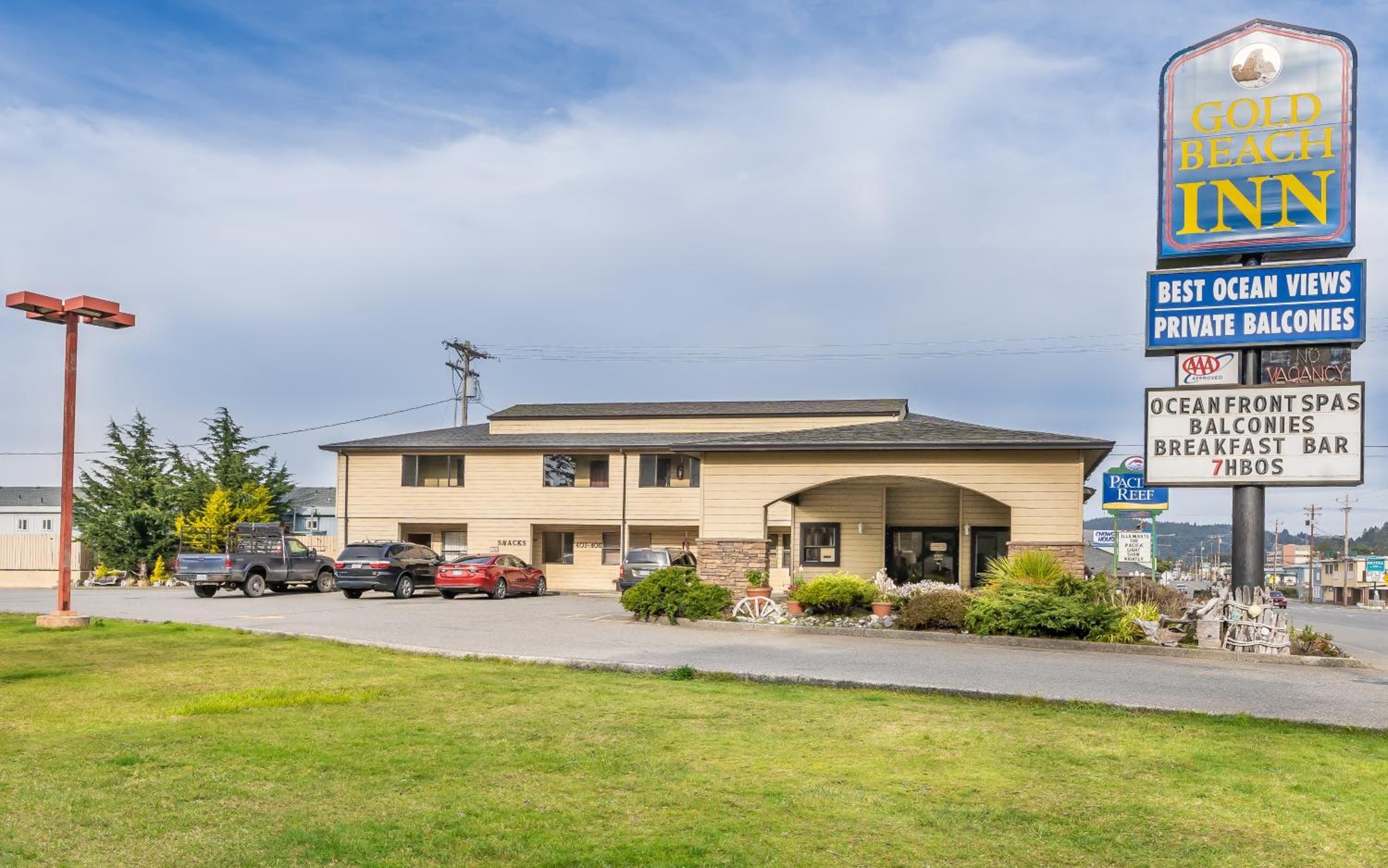 Un motel con un letrero que anuncia 'Best Ocean Views' y 'Private Balconies'.
