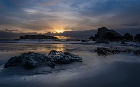 On the beach. Gold Beach Inn