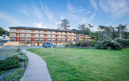 Front of property - evening/night. Gold Beach Inn
