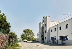 Free self parking - B&B HOTEL Montlhéry (Linas)